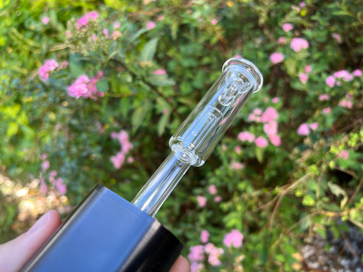 Vodní bubbler Pop-Top zasunutý v zařízení Arizer, venku
